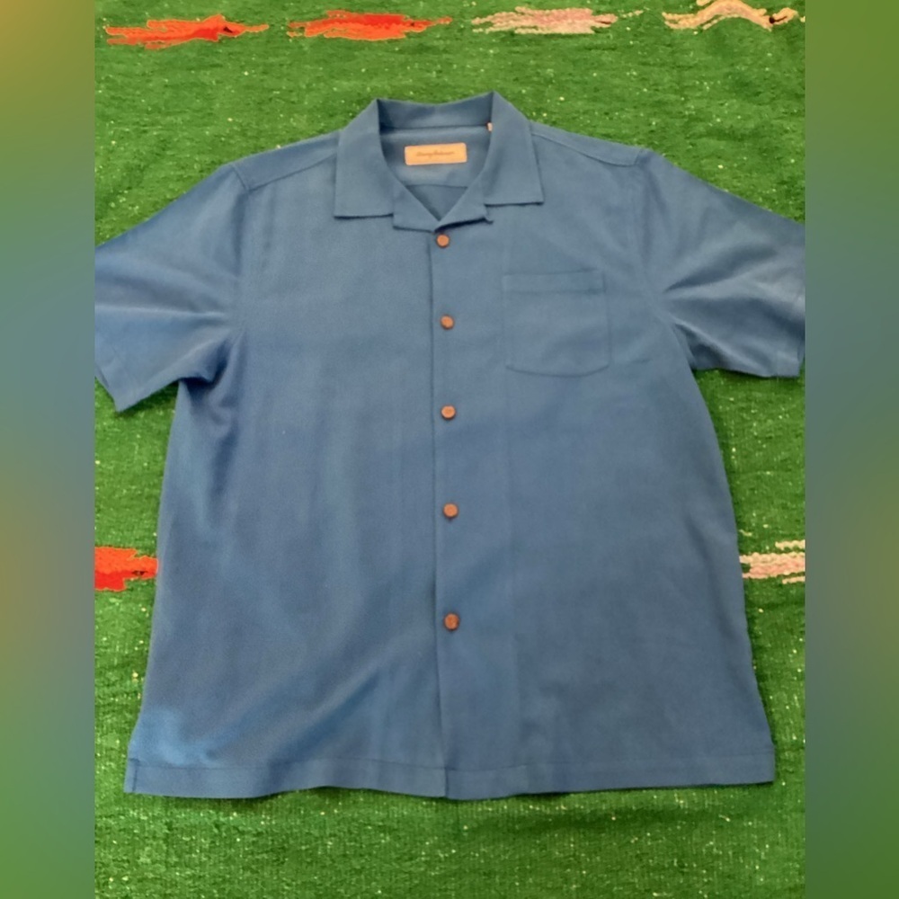 Tommy Bahama button down 70% silk top-SZ L
Pit to pit 23”
Length 30”
K1